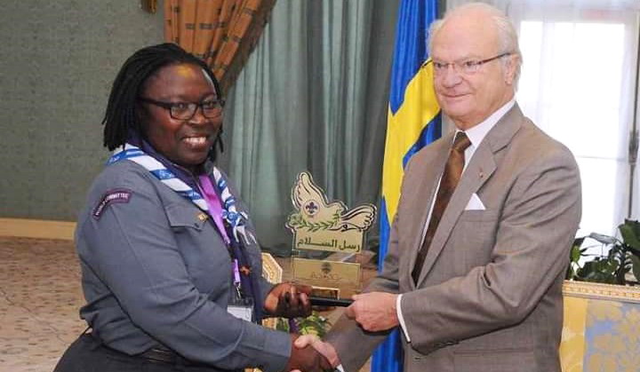 His Majesty King Carl XVI Gustaf of Sweden, an Honorary Chairman of the World Scout Foundation, presenting the award to Ms Nartey